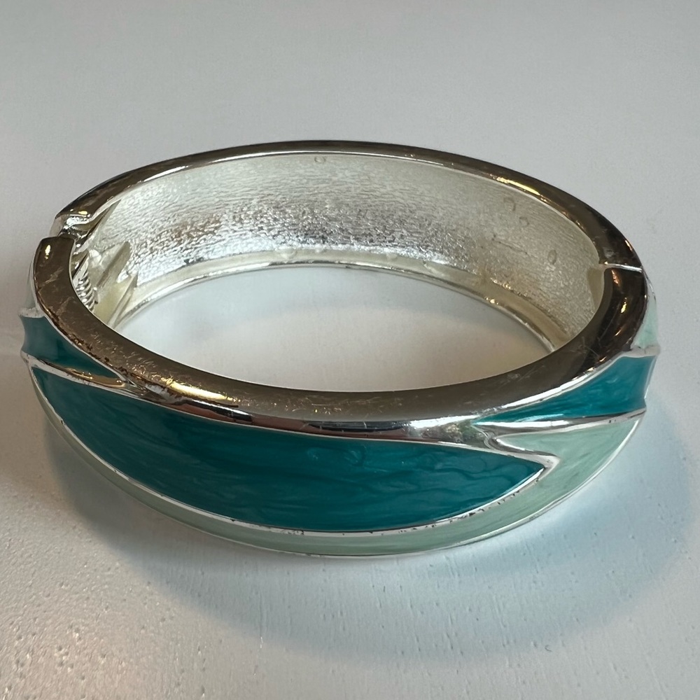 2/$10! 🍀 Silver and Turquoise Hinged Bangle